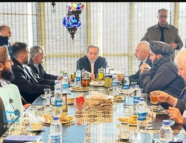 حضور عراقچی در رستورانی در کابل