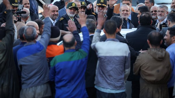 افطاری دکتر پزشکیان با مددجویان کمپ سروش