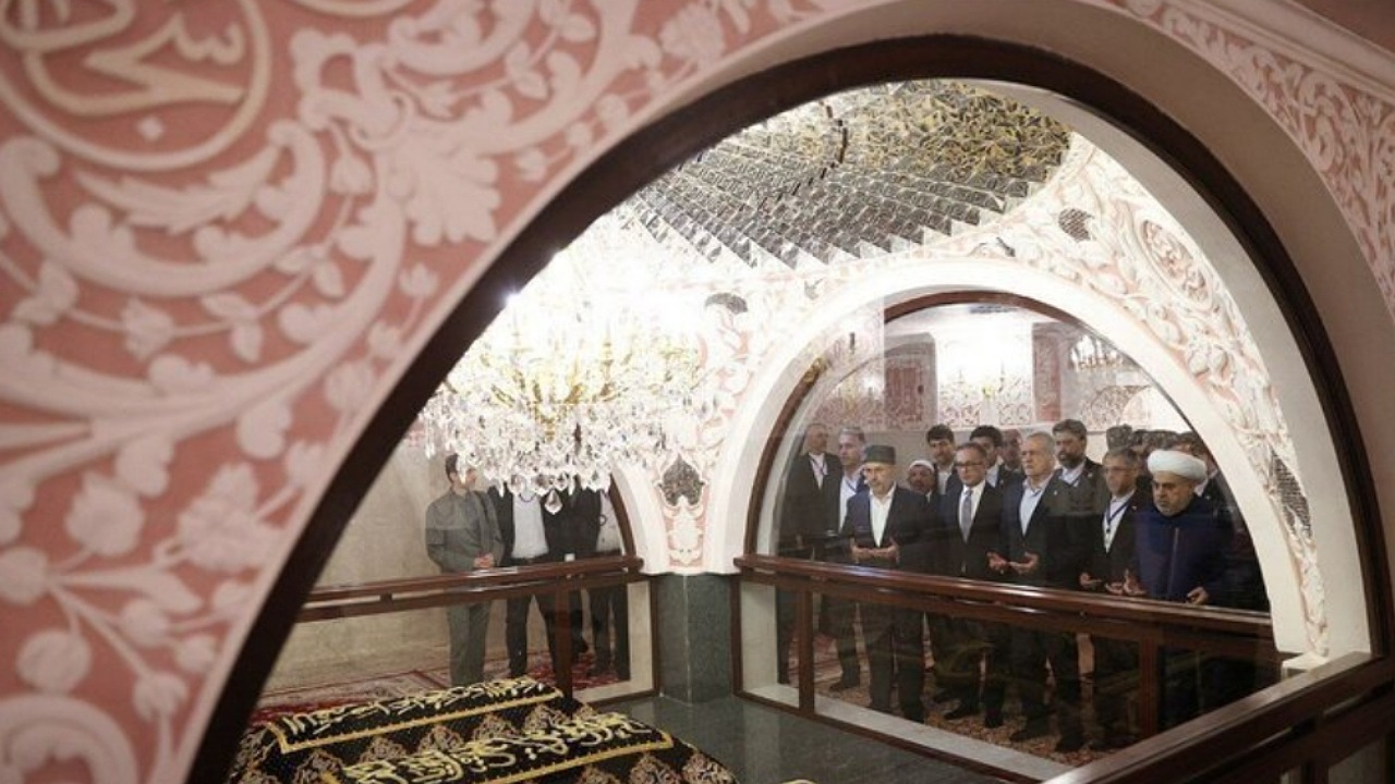 پزشکیان از امامزاده فاطمه حکیمه دختر امام موسی بن جعفر (ع) زیارت کرد