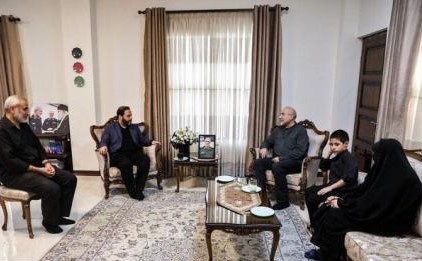 حضور قالیباف در منزل شهید محرابی