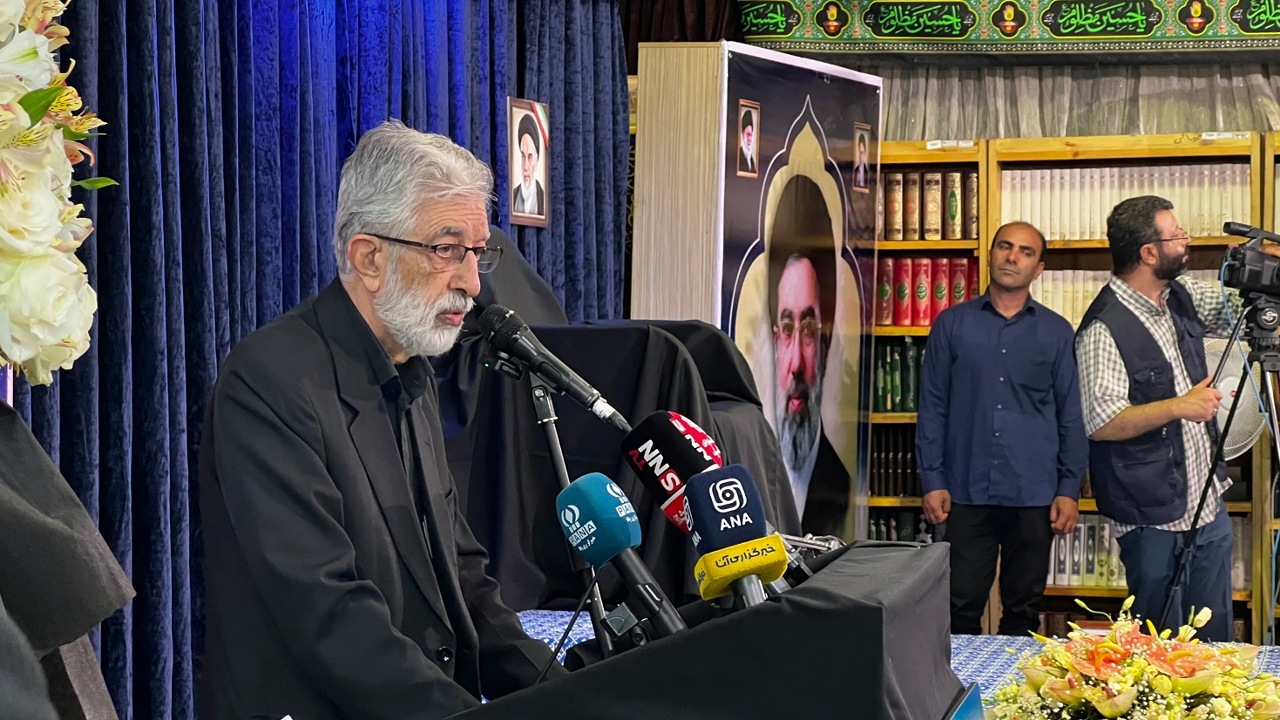 قائد امت آموزش و پرورش را ریشه درخت انقلاب اسلامی می‌دانستند