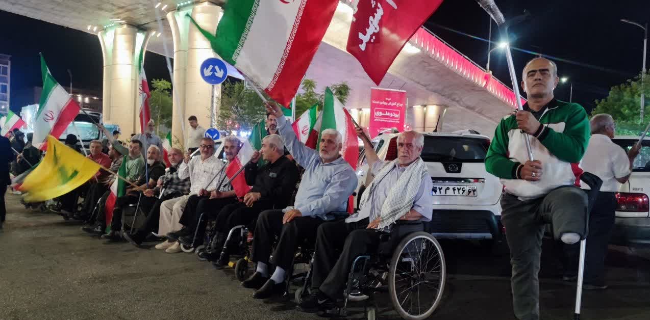  علمداران پرچم‌گردانی در میادین، جانبازان نخاعی هستند