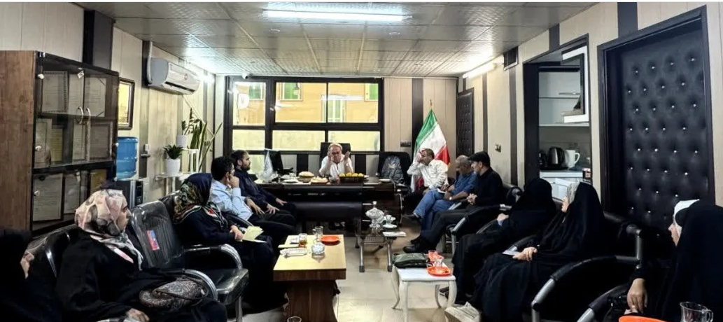 دیدار اعضای انجمن داستان نویسان قم با آزاده ای که بر سر مزار خویش حاضر شد